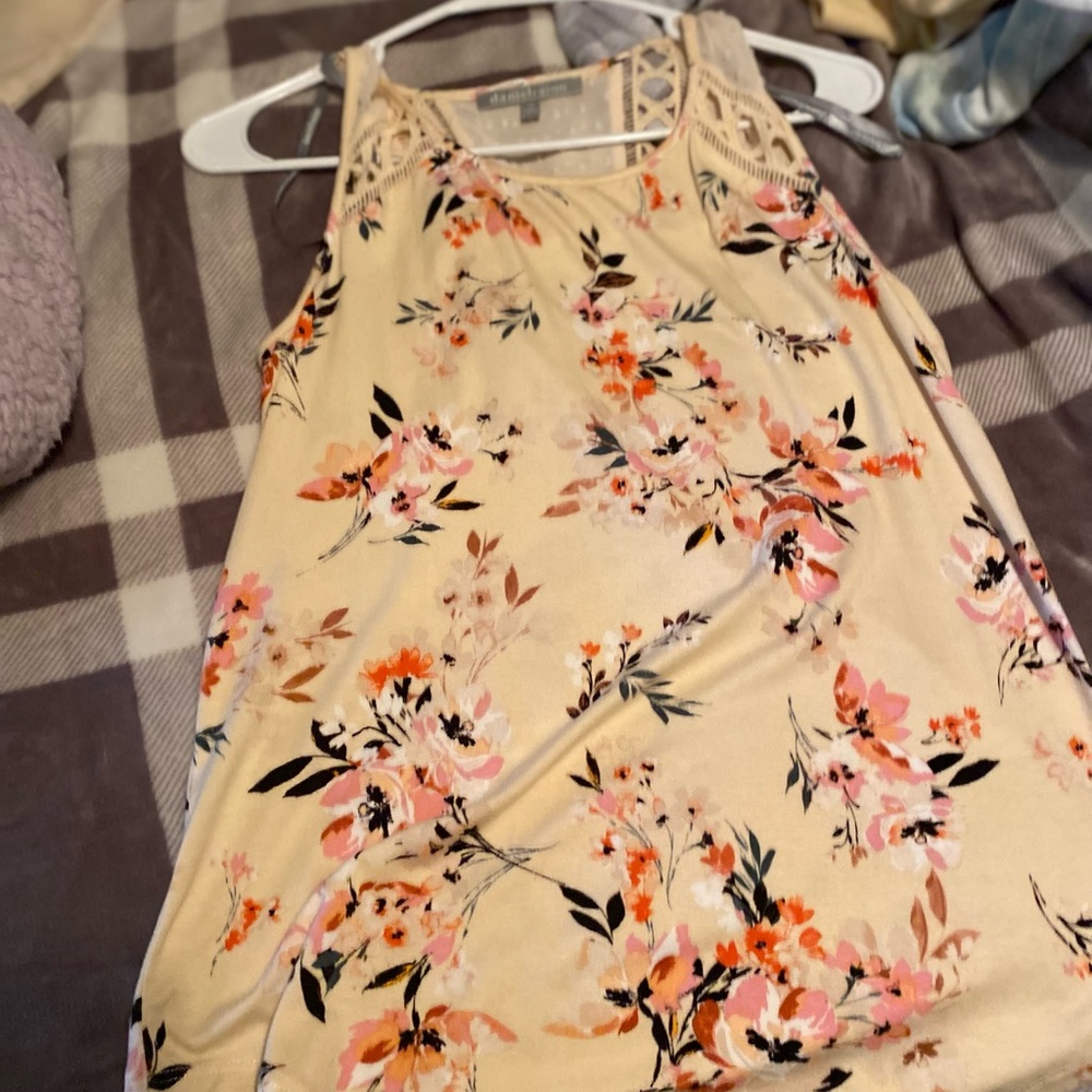 Summer top only wore it one time